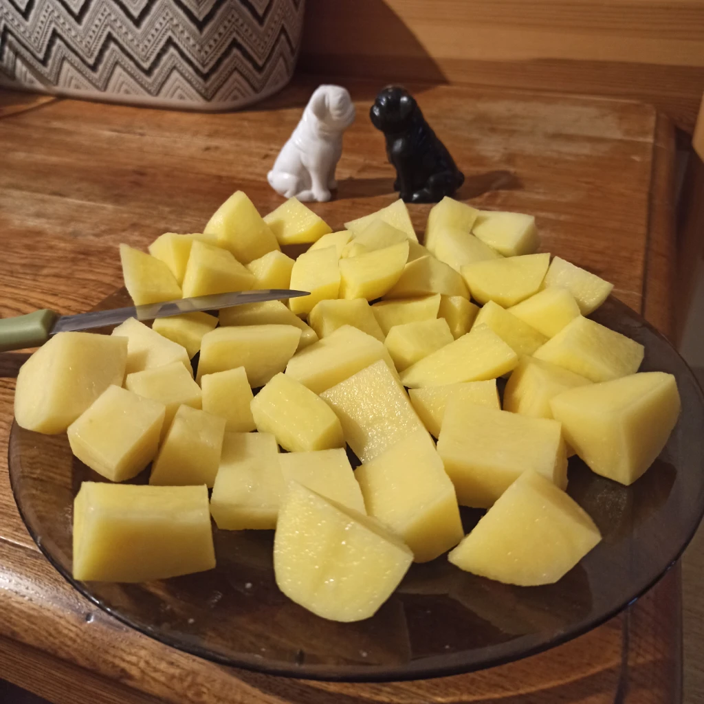 ziemniaki pokrojone w łódeczki