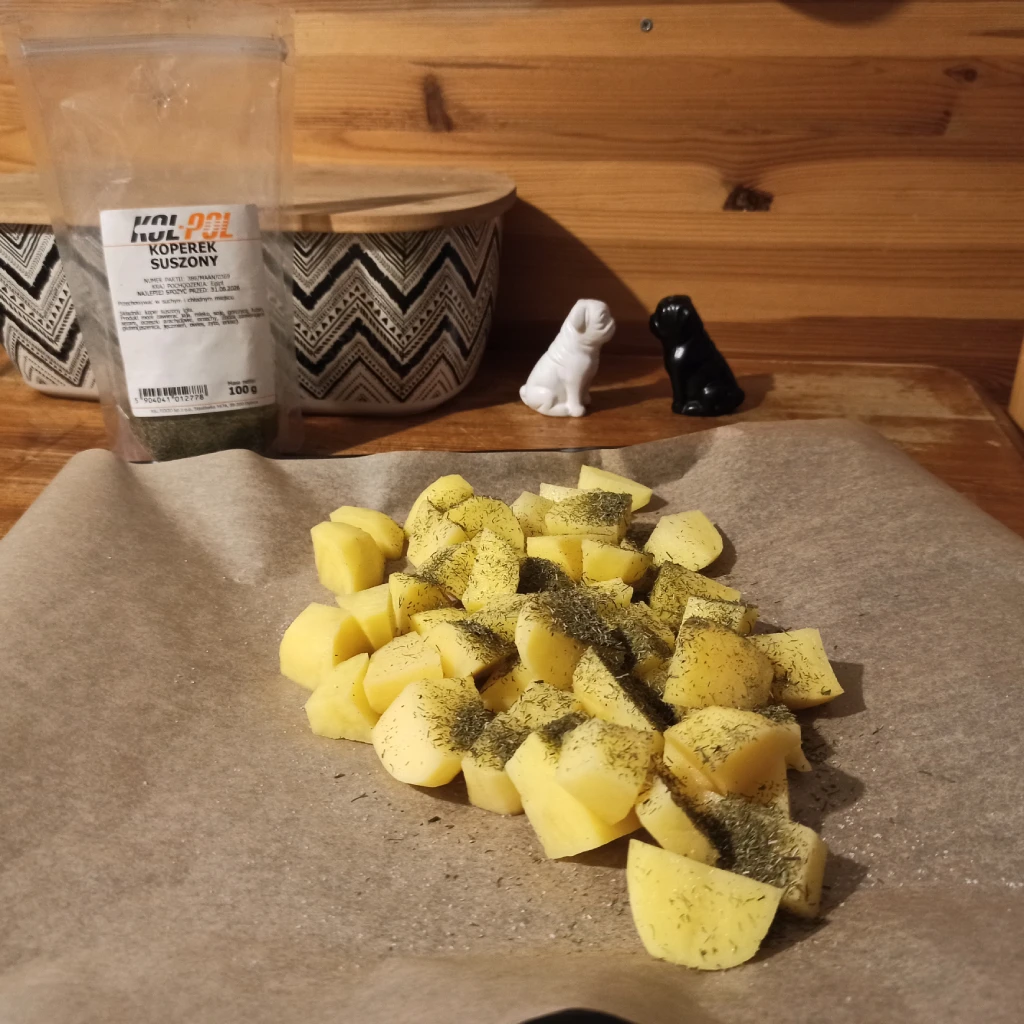 ziemniaki pokrojone w ćwiartki przyprawione solą i koperkiem