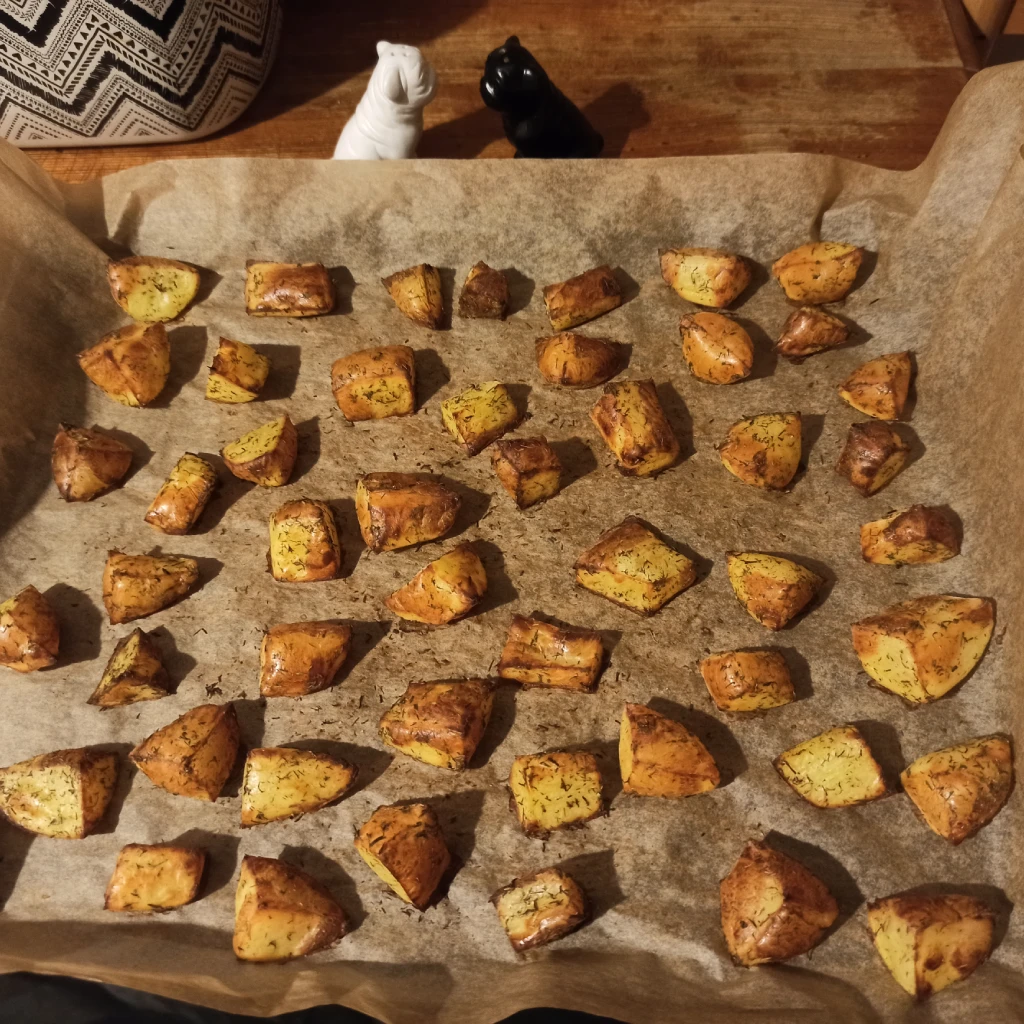 upieczone ziemniaki z piekarnika na blasze